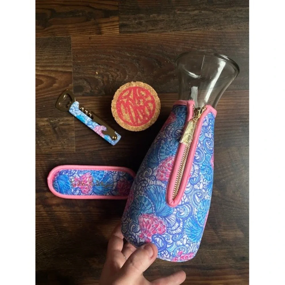 Lilly Pulitzer Wine Bar Set Carafe Neoprene Sleeve Corkscrew Coaster Seashell‎